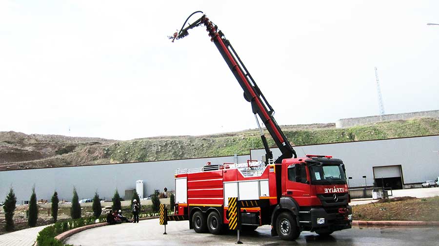 Vehicule de luptă contra incendiilor cu braț telescopic
